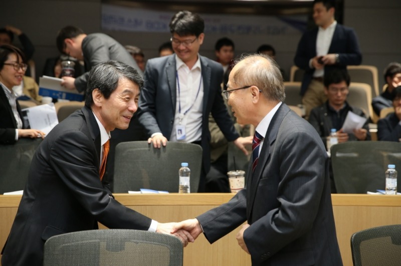 이동걸 산업은행 회장(왼쪽)과 원광연 국가과학기술연구회 이사장이 지난 4월 17일 서울 여의도 산업은행 본점 IR센터에서 열린 'KDB 넥스트라운드'에서 악수하고 있다. / 사진= KDB산업은행