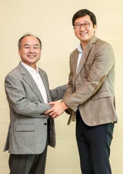 손정의 소프트뱅크 그룹 회장 겸 CEO와 김범석 쿠팡 대표가 이번 20억달러 투자 결정 이후 도쿄에 위치한 소프트뱅크 그룹 본사에서 기념촬영을 했다. /사진제공=쿠팡