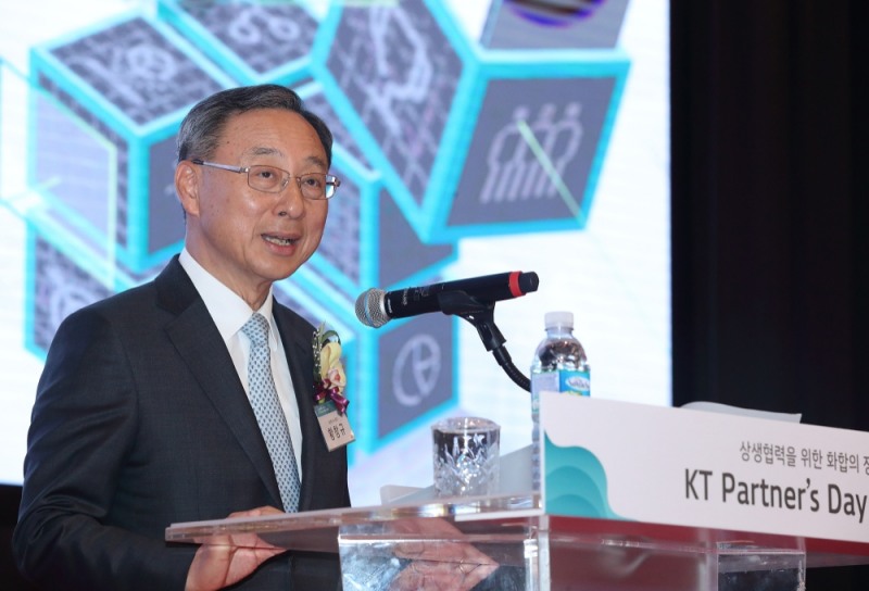 △20일 서울 서초구 더케이호텔에서 KT 주최로 열린 2018년도 파트너스 데이에서 KT 황창규 회장이 인사말을 하고 있다/사진=KT