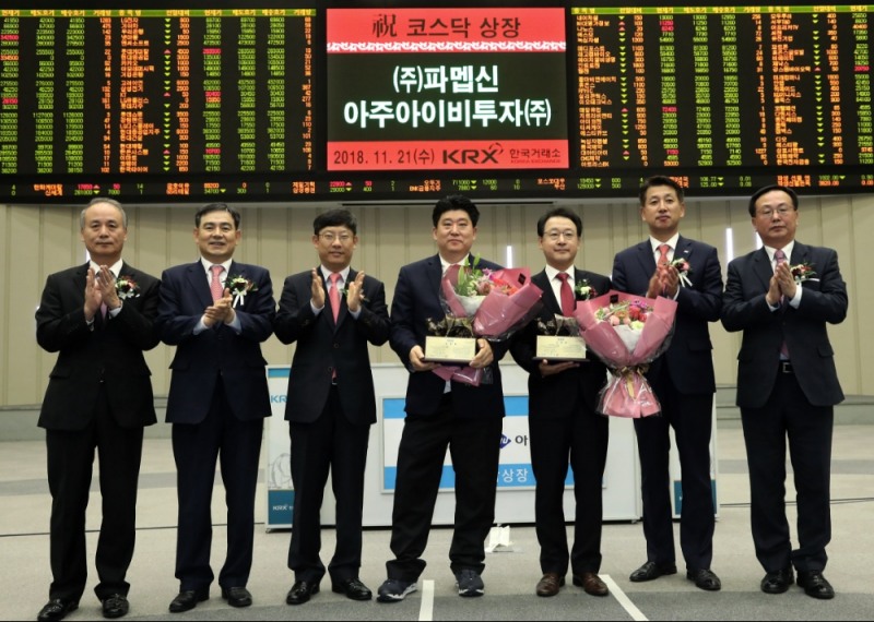 한국거래소 코스닥시장본부는 21일 오전 서울사옥 홍보관에서 항체치료제 등의 바이오신약 개발기업인 파멥신과 벤처캐피탈사인 아주아이비투자의 코스닥시장 신규상장기념식을 개최했다. (왼쪽부터) 최규준 한국IR협의회 부회장, 김성현 KB증권 IB총괄부사장, 정운수 한국거래소 코스닥시장본부장, 유진산 파멥신 대표이사, 김지원 아주아이비투자 대표이사, 김상태 미래에셋대우 대표이사, 송윤진 코스닥협회 부회장. 사진=한국거래소