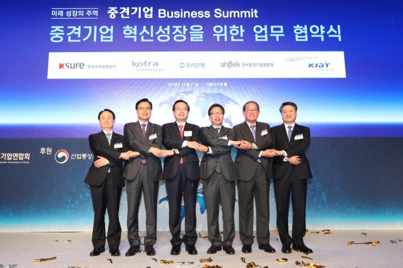 우리은행은 21일 서울시 중구에 소재한 더플라자 호텔에서 '중견기업 비즈니스 써밋(Business Summit)’을 개최하고, 중견기업 성장 지원을 위한 ‘Great Vision 2022'를 발표했다. (사진 왼쪽부터)강병태 무역보험공사 사장직무대행, 권평오 대한무역투자진흥공사 사장, 손태승 우리은행장, 유정열 산업통상자원부 산업혁신성장실장, 강호갑 한국중견기업연합회장, 김학도 한국산업기술진흥원장. / 사진= 우리은행