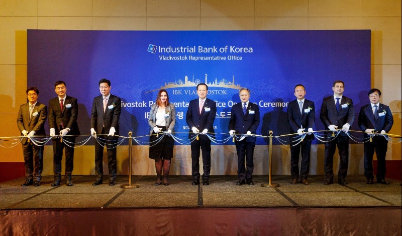 IBK기업은행은 지난 20일 러시아 블라디보스토크에 사무소를 개소했다. 개소식에 참석한 주요 인사들이 테이프 커팅을 하고 있는 모습. 왼쪽부터 이현수 기업은행 블라디보스토크 사무소장, 신인협 롯데호텔 총지배인, 김태석 지상사협의회장, 바실렌코 나탈리아 러시아 중앙은행 극동지부 부국장, 김도진 기업은행장, 이석배 駐블라디보스토크 대한민국 총영사, 김경재 연해주 한인회장, 스타리치코프 알릭세이 연해주 지방정부 국제협력부 국장, 오혁수 기업은행 글로벌‧자금시장그룹 부행장. / 사진= 기업은행