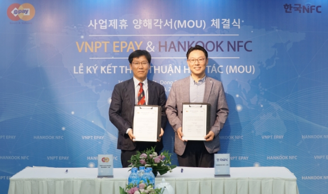 20일 황승익 한국NFC 대표이사(오른쪽)와 김제희 VNPT ePay 대표가 MOU를 체결했다. / 사진 = 한극NFC