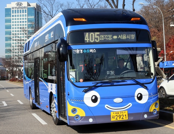 21일부터 서울 염곡동에서 서울시청을 순환하는 왕복 총 43㎞ 구간을 달리는 405번 수소전기버스 모습. 출처=현대차.