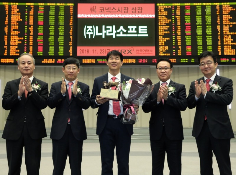 한국거래소 코스닥시장본부는 23일 오전 서울사옥 홍보관에서 스크린스포츠 솔루션 전문업체인 나라소프트의 코넥스시장 신규상장기념식을 개최했다. (왼쪽부터) 최규준 한국IR협의회 부회장, 정운수 한국거래소 코스닥시장본부장, 김호상 나라소프트 대표이사, 조영현 IBK투자증권 부사장, 최욱 코넥스협회 부회장. 사진=한국거래소