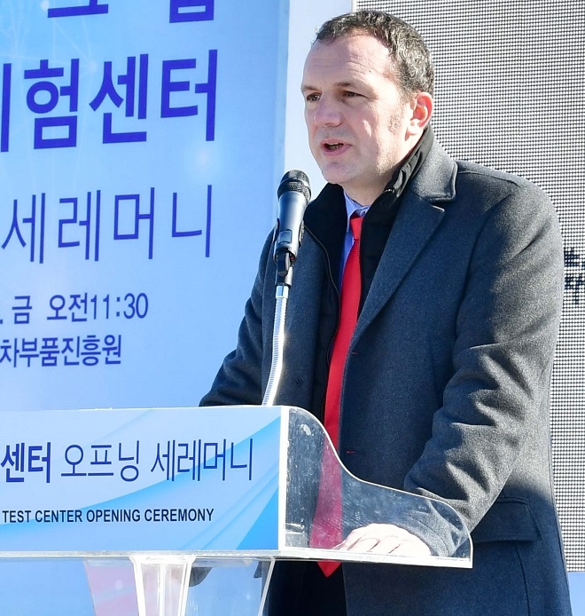 르노그룹 차량시험센터 개소식에서 도미닉시뇨라 르노삼성자동차 대표이사가 환영사를 전달하고 있다. 출처=르노삼성차.