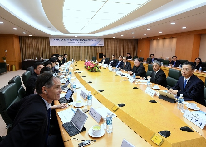 포스코는 23일 '2018 Talks with Shareholders' 행사를 포스코센터에서 개최하고, 사외이사가 직접 주주를 만나 회사의 기업지배구조 현황 및 이사회 역할 등에 대해서 설명했다. 출처=포스코.
