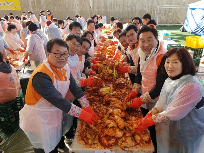 광주전남신협 두손모아봉사단이 11월 23일 목포 국제축구센터에서 열린‘신협 온(溫)세상 나눔’행사에서 사랑의 김장김치 봉사활동을 펼치고 있다. / 사진 = 신협중앙회