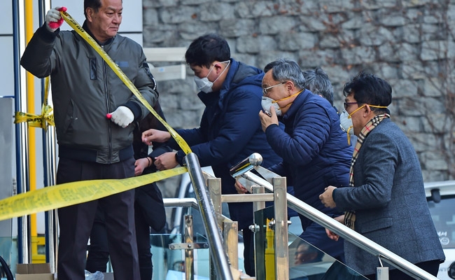 황창규 KT 회장이 25일 전날 화재가 발생한 서울 서대문구 충정로 KT아현지사를 찾아 건물내부로 들어가고 있다. [사진=뉴스핌]