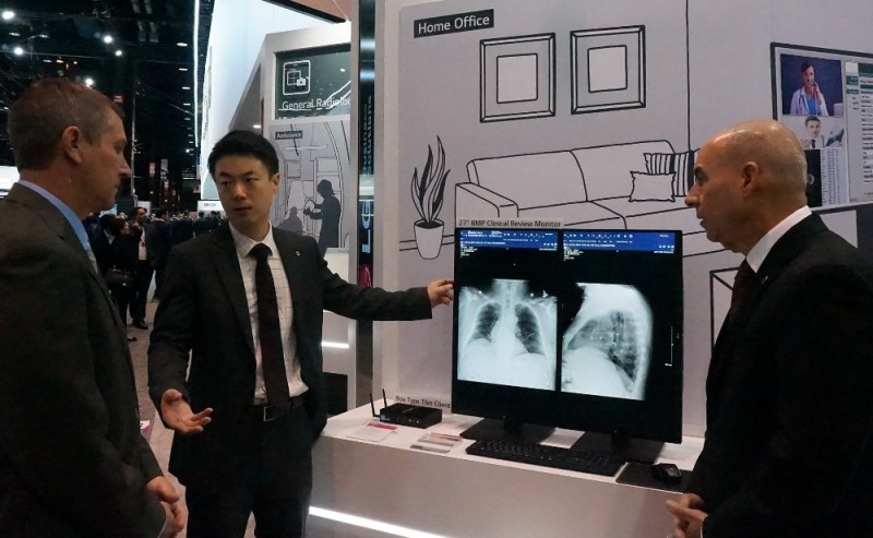 △관람객들이 현지시간 25일 미국 시카고에서 개막한 '북미방사선의학회 2018' LG전자 부스에서 의료용 영상기기를 살펴보고 있다/사진=LG전자