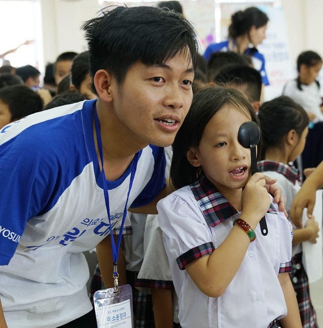 효성 미소원정대가 베트남 호치민시 인근 롱토 지역에서 인근 지역주민들 약 1800명을 대상으로 무료진료봉사를 진행했다. 출처=효성그룹.