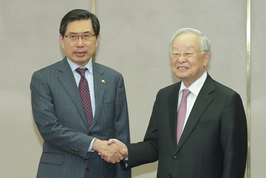 박상기 법무부 장관(왼쪽)과 손경식 경총 회장이 26일 서울시 마포구 한국경영자총협회 회관에서 열린 ‘상법 개정 관련 정책 간담회’에서 악수하고 있다. 출처=법무부.