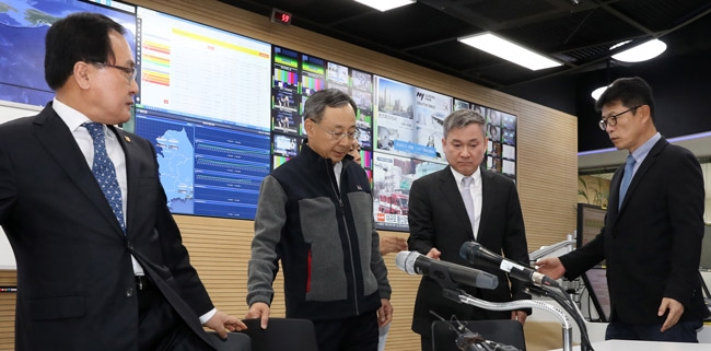 △26일 오후 열린 과학기술정보통신부 장관·통신 3사 최고경영자 긴급 대책회의/사진=뉴스핌