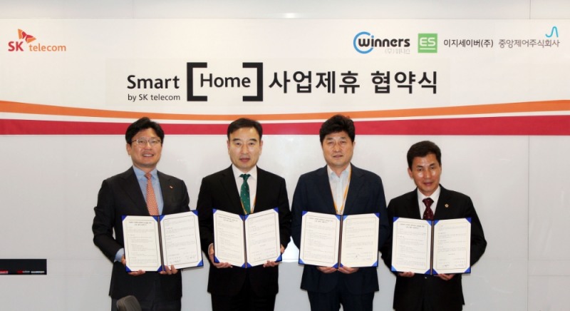 △SK텔레콤이 27일 이지세이버, 중앙제어, 위너스와 Easy Ride-On 프로그램 업무협약식을 가졌다. 사진 왼쪽부터 SK텔레콤 조영훈 홈사업 Unit장, 박영권 중앙제어 사장, 양기출 이지세이버 대표, 김창성 위너스 대표/사진=SK텔레콤