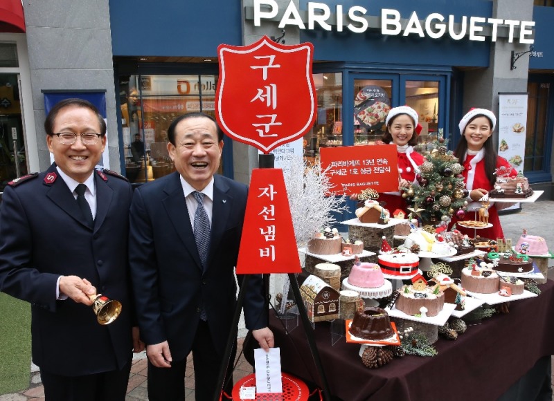 파리바게뜨가 서울 종로에 위치한 파리바게뜨 카페대학로점에서 파리바게뜨 황재복 부사장(우)과 한국구세군 곽창희 사무총장(좌)이 참석한 가운데 13번째 '구세군 1호 성금 전달식'을 가졌다. /사진제공=파리바게뜨