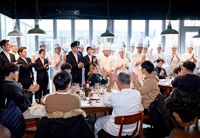 SK 뉴스쿨 학생들이 졸업을 축하 받고 있다. 출처=SK행복나눔재단.