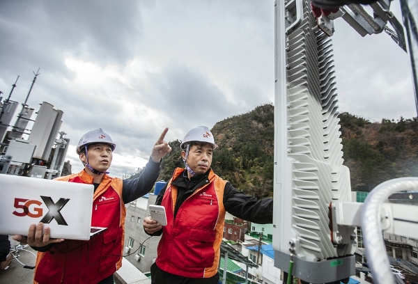 △SK텔레콤은 울릉도와 독도에 5G 망을 구축했다고 29일 밝혔다. 사진은 SK텔레콤 직원들이 경상북도 울릉군 도동항 인근에서 5G 기지국을 설치하고 있는 모습/사진=SK텔레콤