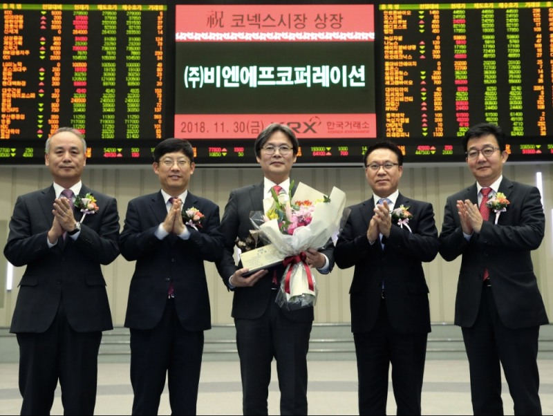 한국거래소 코스닥시장본부는 30일 오전 서울사옥 홍보관에서 전기∙전자제품 접합소재(솔더바, 솔더와이어, 솔더페이스트) 제조업체인 비엔에프코퍼레이션의 코넥스시장 신규상장기념식을 개최했다. (왼쪽부터)최규준 한국IR협의회 부회장, 정운수 한국거래소 코스닥시장본부장, 하재준 비엔에프코퍼레이션 대표이사, 조영현 IBK투자증권 부사장, 최욱 코넥스협회 부회장. 사진=한국거래소
