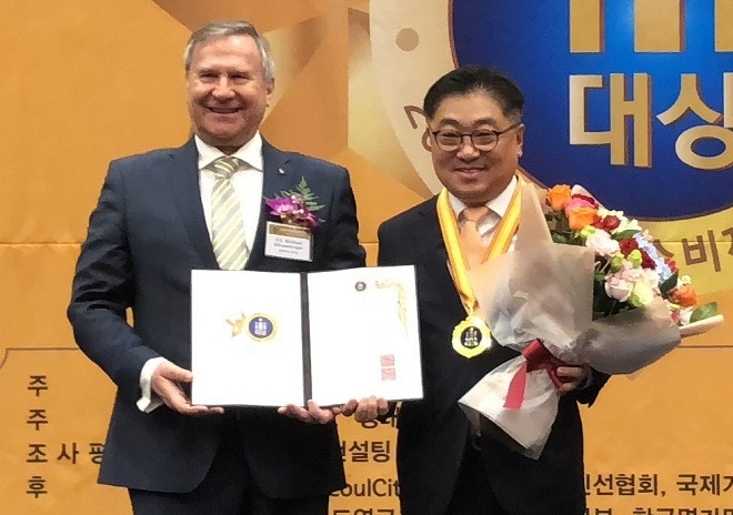 한화큐셀은 지난 11월 27일 대한민국 국회 헌정기념관에서 진행된 ‘2018 대한민국 소비자대상’ 시상식에서 ‘글로벌 베스트 컴퍼니’ 부문 수상기업으로 선정됐다. 출처=한화큐셀.