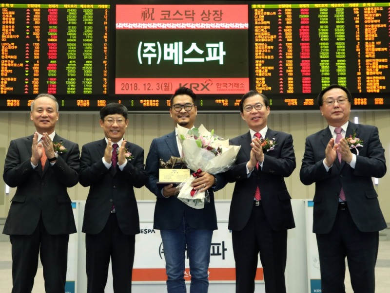 한국거래소 코스닥시장본부는 3일 오전 서울사옥 홍보관에서 모바일게임(킹스레이드) 개발업체인 (주)베스파의 코스닥시장 신규상장기념식을 개최했다. (왼쪽부터)최규준 한국IR협의회 부회장, 정운수 한국거래소 코스닥시장본부장, 김진수 (주)베스파 대표이사, 조웅기 미래에셋대우 대표이사, 송윤진 코스닥협회 부회장. 사진=한국거래소