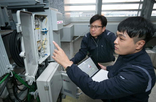 △LG유플러스 직원들이 새로 개발된 광선로감시시스템을 시험하고 있다/사진=LG유플러스