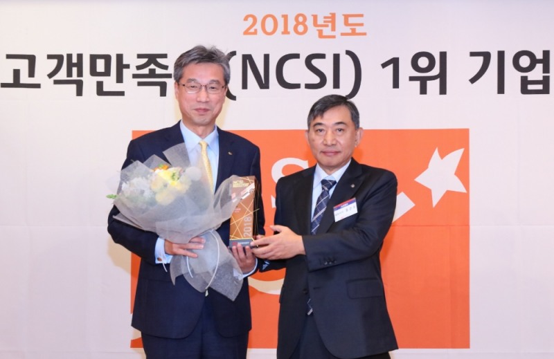 KB국민은행은 4일 한국생산성본부가 발표하는 '국가고객만족도(NCSI)' 조사에서 은행권 최초로 총 12회에 걸쳐 은행부문 1위로 선정됐다고 밝혔다. 허인 KB국민은행장(왼쪽)이 기념 촬영을 하고 있다. / 사진= KB국민은행