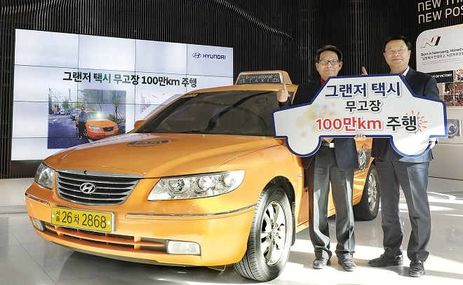 현대자동차는 현대차 영동대로 사옥에서 그랜저 택시로 100만km 무고장 주행을 달성한 김은수(69) 고객을 초청해 '그랜저 택시 100만km 달성 기념식'을 개최했다고 5일 밝혔다. 출처=현대차.