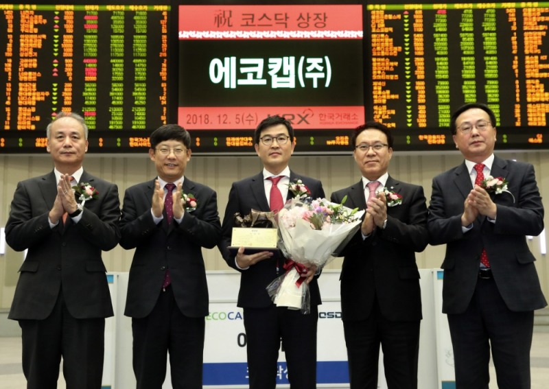 한국거래소 코스닥시장본부는 5일 오전 서울사옥 홍보관에서 자동차용 부품(전선, 전장, 벌브소켓, LED모듈 등) 제조업체인 에코캡의 코스닥시장 신규상장기념식을 개최했다. (왼쪽부터) 최규준 한국IR협의회 부회장, 정운수 한국거래소 코스닥시장본부장, 최영천 에코캡 대표이사, 조영현 IBK투자증권 부사장, 송윤진 코스닥협회 부회장. 사진=한국거래소 