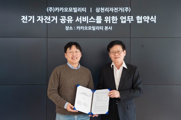 △ (왼쪽부터) 카카오모빌리티 정주환 대표와 삼천리자전거 신동호 대표/사진=카카오모빌리티
