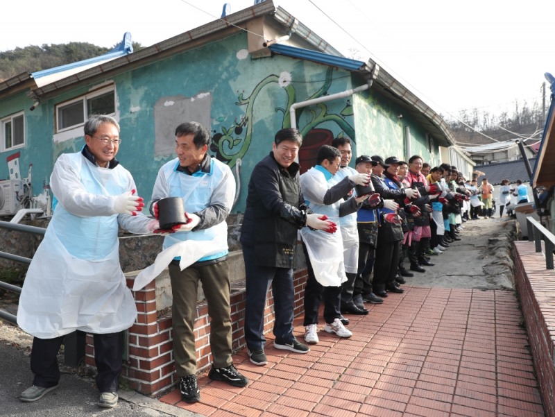 △예금보험공사 위성백 사장(왼쪽에서 두번째), 한형구 노조위원장(왼쪽에서 첫번째), 서울지방보훈청 오진영 청장(왼쪽에서 세번째) 등 봉사활동 참여자들이 연탄을 나르고 있다./사진=예금보험공사
