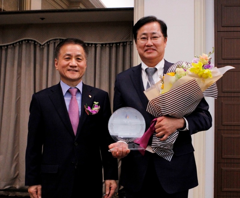 △정재선 주택금융공사 이사(오른쪽)가 6일 서울 세종대로 한국프레스센터에서 열린 ‘올해의 금융소비자 상’ 시상식에서 권인원 금융감독원 부원장과 기념촬영을 하고 있다./사진=주택금융공사