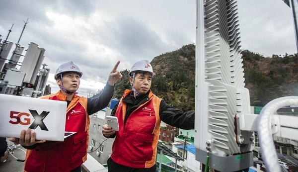 △SK텔레콤 직원들이 경상북도 울릉군 도동항 인근에서 5G 기지국을 설치하고 있는 모습/사진=SK텔레콤