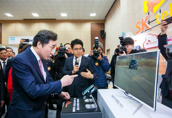 △이낙연 국무총리가 스마트폰으로 자율주행차를 호출하자, SK텔레콤 5G 카셰어링 자율주행차가 스스로 달려오고 있다/사진=SK텔레콤