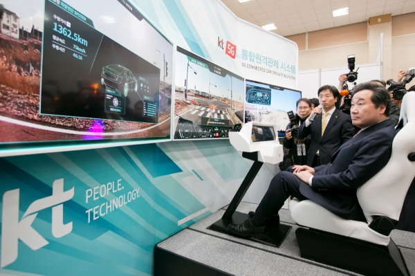 △ 최강림 KT 커넥티드카 비즈센터장 상무(왼쪽)가 이낙연 국무총리(오른쪽)를 대상으로 자율주행 원격관제 시스템 5G 리모트콕핏을 시연하고 있는 모습/사진=KT