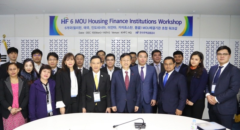 △이정환 주택금융공사 사장(앞줄 왼쪽 5번째)과 워크숍 참석자들이 기념촬영 하고 있다./사진=주택금융공사