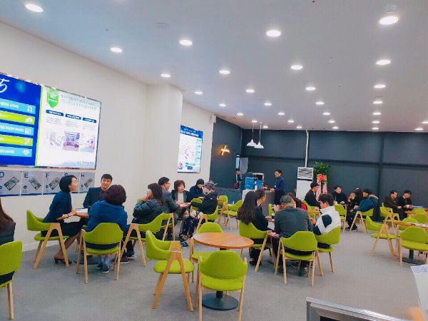 원흥 힐사이드 견본주택에서 소비자들이 대기하고 있다.