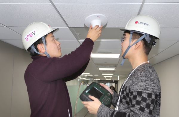 △LG유플러스 직원들이 신축 건물에 5G 인빌딩 안테나를 설치하는 모습/사진=LG유플러스