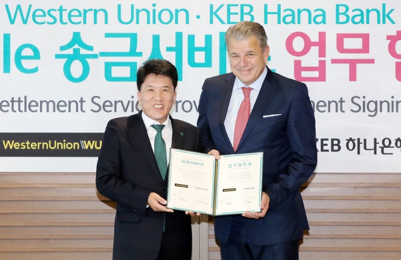 KEB하나은행은 11일 오후 서울시 중구 을지로 본점에서 세계 최대 송금 결제 네트워크 기업인 웨스턴 유니온(The Western Union Company)과 모바일 해외송금 서비스 제공을 위한 업무 협약을 체결했다. 협약식에 참석한 함영주 KEB하나은행장(사진 왼쪽)과 힉멧 얼섹(Hikmet Ersek) 회장(President & CEO)(사진 오른쪽)이 기념촬영을 하고 있다. / 사진= KEB하나은행