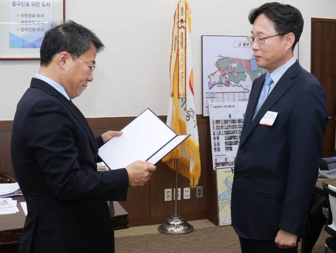 지난 12일 중구청에서 열린 ‘따뜻한 겨울나기 사업’ 우수기부자 표창 수여식에서 SBI저축은행 경규상 이사(오른쪽)가 서양호 중구청장으로부터 표창장을 받고 있다. / 사진 = SBI저축은행