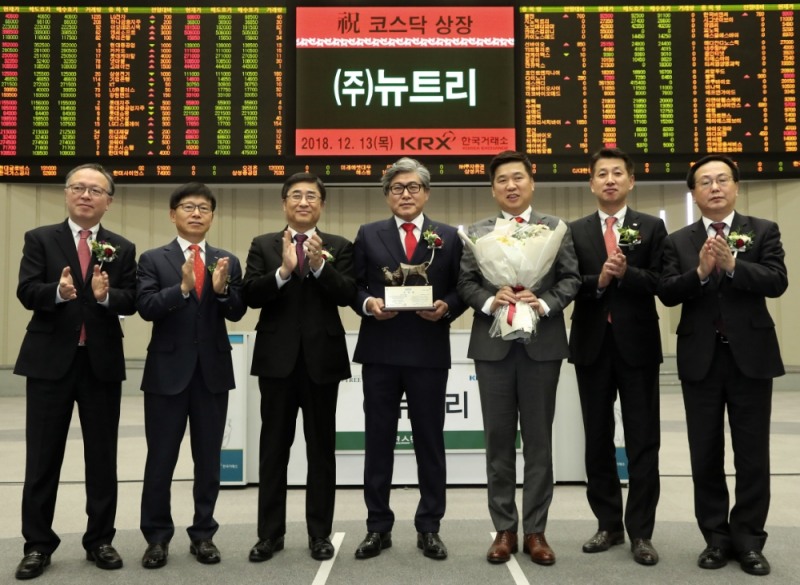 한국거래소 코스닥시장본부는 13일 오전 서울사옥 홍보관에서 건강기능식품 제조업체인 뉴트리의 코스닥시장 신규상장기념식을 개최했다. (왼쪽부터) 김영균 한국IR협의회 사무국장, 김성태 한국거래소 코스닥시장본부장보, 길재욱 한국거래소 코스닥시장위원회 위원장, 김도언 뉴트리 대표이사, 박기범 뉴트리 대표이사, 김상태 미래에셋대우 사장, 송윤진 코스닥협회 부회장. 사진=한국거래소