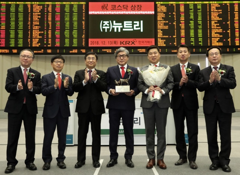 한국거래소 코스닥시장본부는 13일 오전 서울사옥 홍보관에서 건강기능식품 제조업체인 뉴트리의 코스닥시장 신규상장기념식을 개최했다. (왼쪽부터) 김영균 한국IR협의회 사무국장, 김성태 한국거래소 코스닥시장본부장보, 길재욱 한국거래소 코스닥시장위원회 위원장, 김도언 뉴트리 대표이사, 박기범 뉴트리 대표이사, 김상태 미래에셋대우 사장, 송윤진 코스닥협회 부회장. 사진=한국거래소 