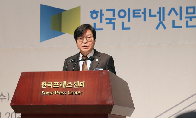 12일 오후 7시 한국프레스센터 20층 국제회의장에서 진행된 ‘2018 인터넷신문인의 밤’기념식에서 이근영 한국인터넷신문협회 회장이 환영사를 하고 있다. (사진제공=한국인터넷신문협회)