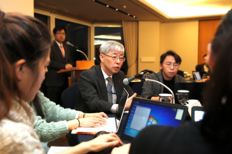 △신남방정책특별위원회 김현철 위원장(청와대 경제보좌관)이 행사 시작 전 금융권 출입기자들에게 간담회 관련 주요내용을 설명하고 있다./사진=은행연합회