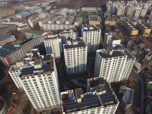 태양광 대여사업 큐피크 모듈을 설치한 서울 중랑구 망우동 아파트. (사진=한화큐셀)