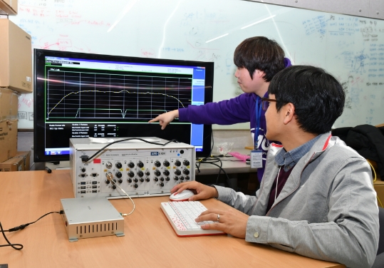 △연구원들이 C-V2X 단말기를 테스트 중이다/사진=KT