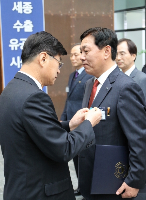 14일 개최된 '세종 수출 유공자 시상식'에서 이춘희 세종시장(왼쪽)이 콜마비앤에이치 정화영 대표(오른쪽)에게 산업포장을 수여하고 있다. /사진제공=한국콜마