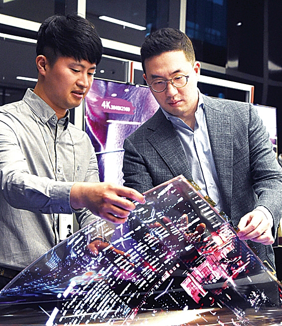 ▲ 구광모 회장이 지난 9월 서울시 강서구 마곡 LG사이언스파크를 방문했다. 사진 = LG전자.