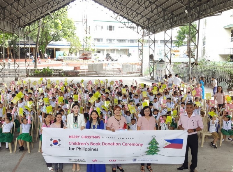 신세계면세점,필리핀에 다국어 동화책 2500권 기부