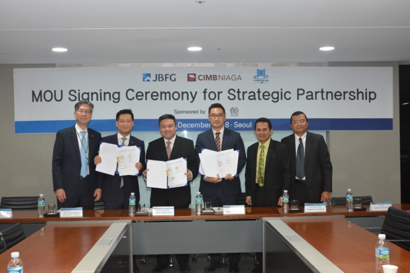 (왼쪽부터) 이재용 JB금융지주 전무, 이경구 JB금융지주 팀장, Anton Hermawan CIMB NIAGA 본부장, 이명준 MJL 대표, Roberto Akyuwen 인도네시아 금융감독원 국장, Ricardo Simatupang 인도네시아 자카르타 지방은행연합회장이 협약식 후 기념촬영을 하고 있다./사진=JB금융지주