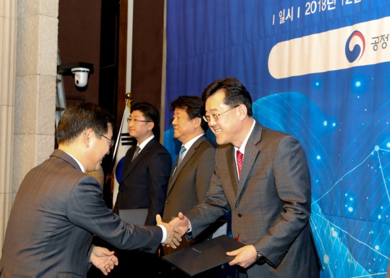 서원교 NH투자증권 준법감시본부장(오른쪽)이 14일 양재동 엘타워에서 개최된 2018 CCM 인증서 수여식에서 인증서를 전달받고 있다. 사진=NH투자증권